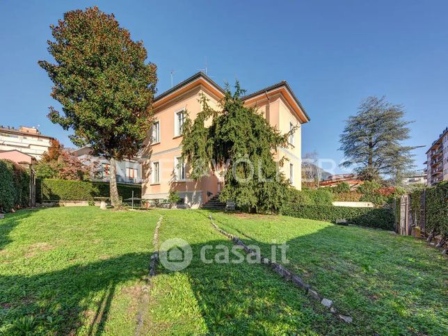 Villa in residenziale in Via Giacomo Leopardi
