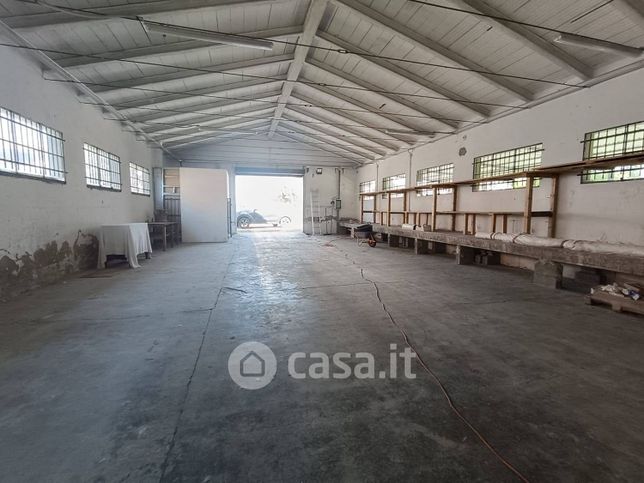 Capannone in commerciale in Via del Lavoro