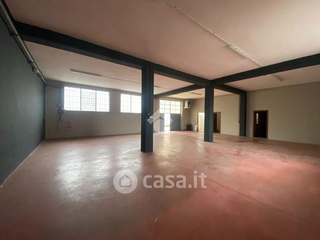 Capannone in commerciale in Via Giuseppe Saragat 10