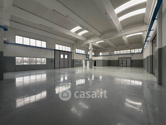Capannone in commerciale in 