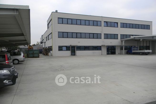 Ufficio in commerciale in Via Lirone 60