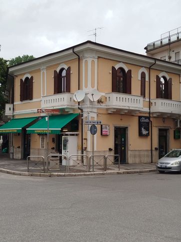Attivitã /licenza (con o senza mura) in commerciale in Piazza Torlonia 35