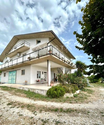 Casa indipendente in residenziale in Strada Comunale Sant'Elena