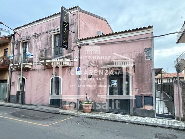Negozio/locale commerciale in commerciale in Via F. Crispi 171
