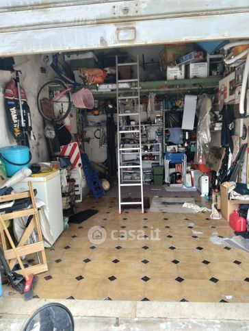 Box/posto auto in residenziale in Via Pesaro 36