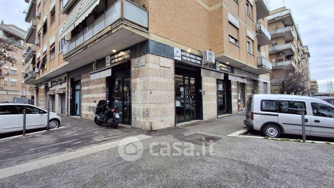 Attivitã /licenza (con o senza mura) in commerciale in Viale Giovanni Battista Valente 137