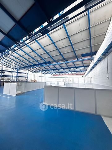 Capannone in commerciale in Strada del Drosso 181