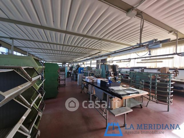 Capannone in commerciale in 