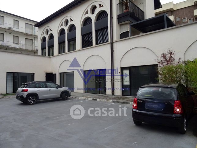 Ufficio in commerciale in Via G. Camozzi