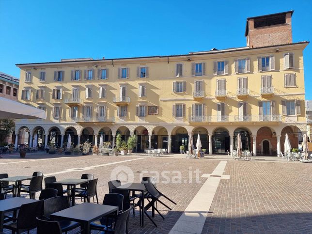 Attivitã /licenza (con o senza mura) in commerciale in Piazza Antonio Stradivari