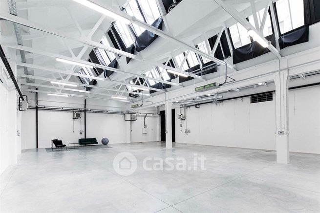 Capannone in commerciale in Via Gardone 9