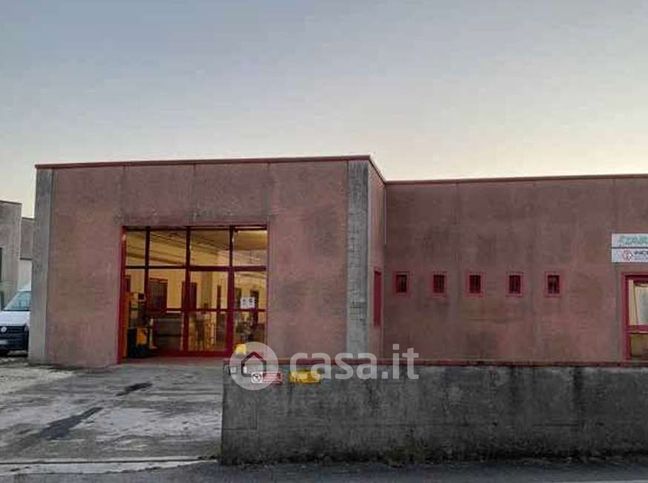Capannone in commerciale in Via del Lavoro