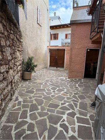 Casa bi/trifamiliare in residenziale in 