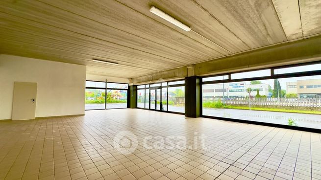 Capannone in commerciale in Strada Statale per Voghera 10