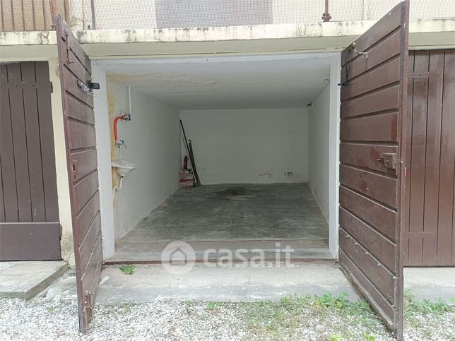 Garage/posto auto in residenziale in Corso Isonzo 53