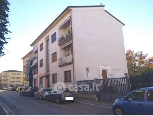 Ufficio in commerciale in Via Umbria