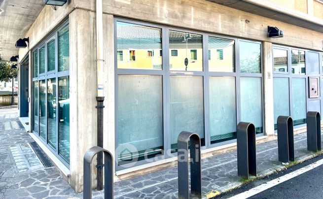 Ufficio in commerciale in Via Chiesa