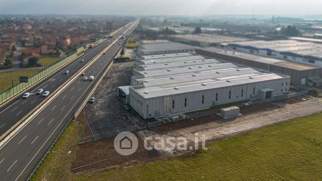 Capannone in commerciale in 