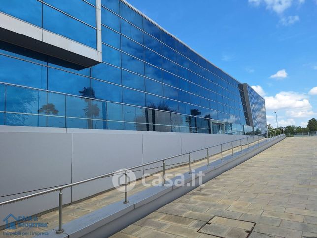 Capannone in commerciale in Autostrada A35