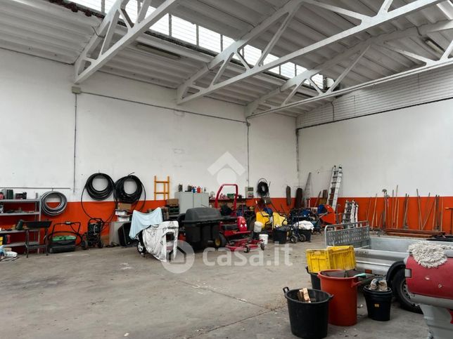 Capannone in commerciale in 