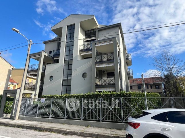 Appartamento in residenziale in Via Federico Confalonieri 6