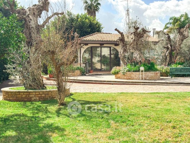 Villa in residenziale in Via Calore 3