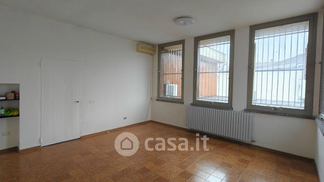 Ufficio in commerciale in Via Armando Diaz 115