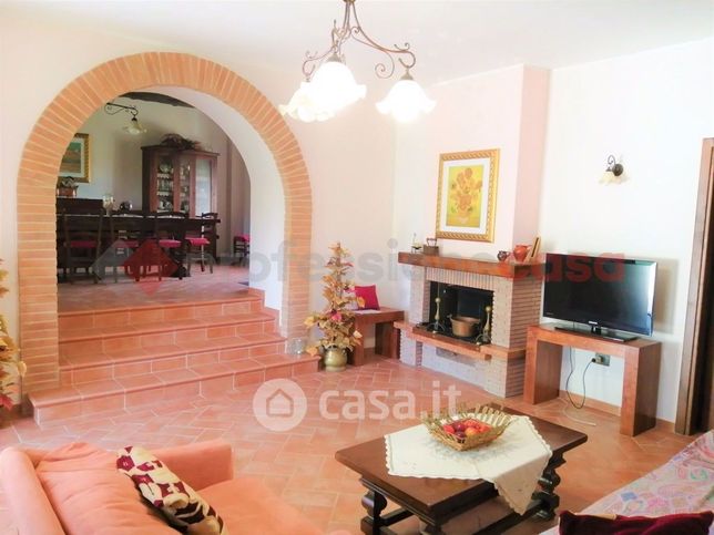 Casa bi/trifamiliare in residenziale in Fogliano 1