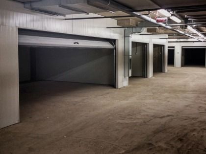 Box/posto auto in residenziale in Viale Giacomo Mancini