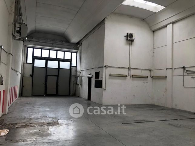 Capannone in commerciale in 