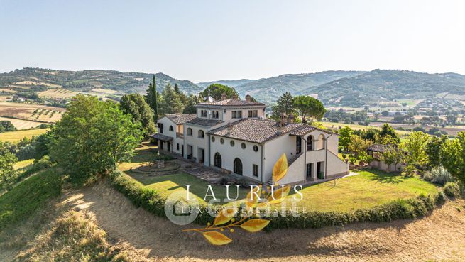 Villa in residenziale in Strada del Farneto