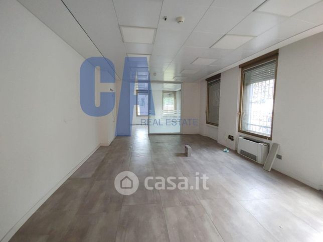 Ufficio in commerciale in Via Rombon