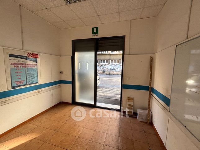 Negozio/locale commerciale in commerciale in Via Archimede 155 r