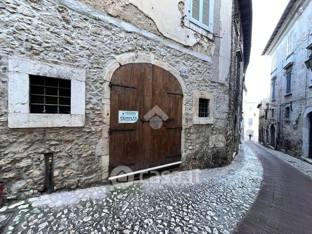 Garage/posto auto in residenziale in Via Giovanni Sulpicio 38