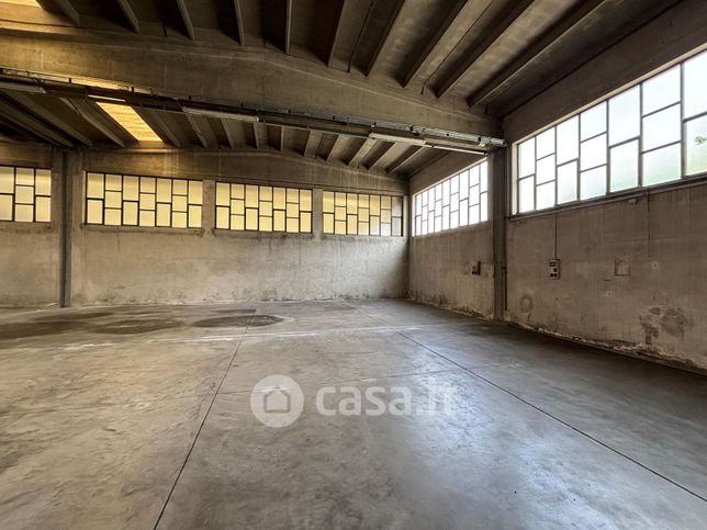 Capannone in commerciale in Via Federico Ozanam