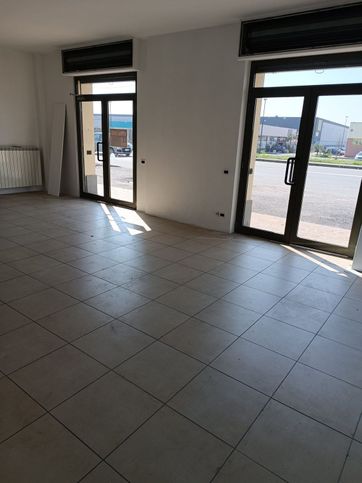 Ufficio in commerciale in Via E. Brasca 96