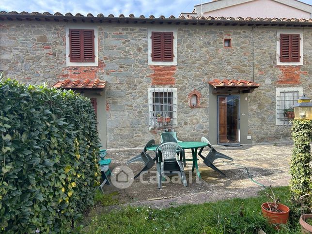 Casa bi/trifamiliare in residenziale in 
