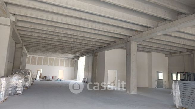 Capannone in commerciale in Via Arena