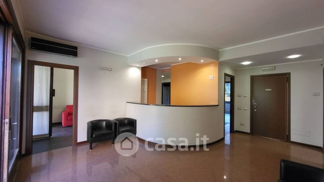Ufficio in commerciale in Via Miralago 12