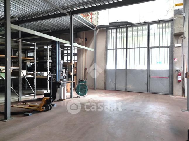 Capannone in commerciale in Via Ferruccio Parri 19