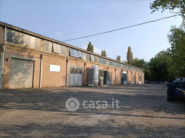 Capannone in commerciale in 