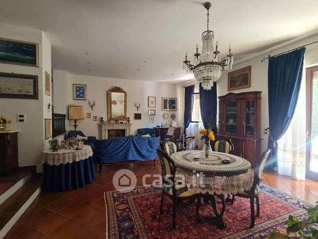 Casa indipendente in residenziale in 