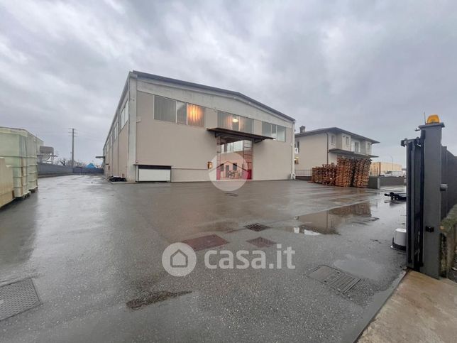Capannone in commerciale in Via Tre Bocche