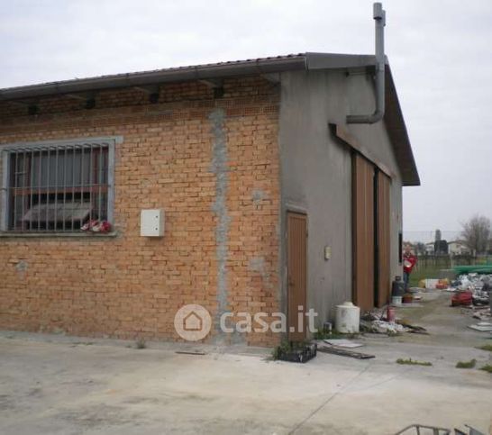 Capannone in commerciale in Via Cento