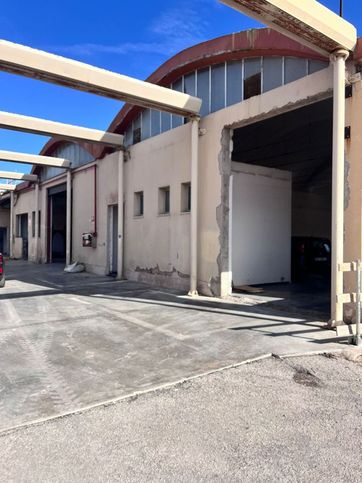 Capannone in commerciale in 