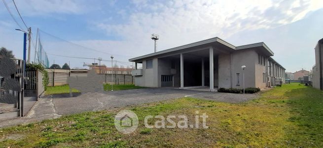 Capannone in commerciale in Via Don Pifferi