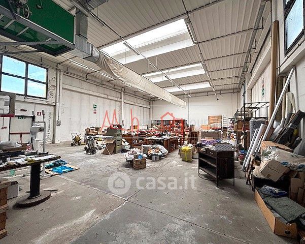 Capannone in commerciale in
