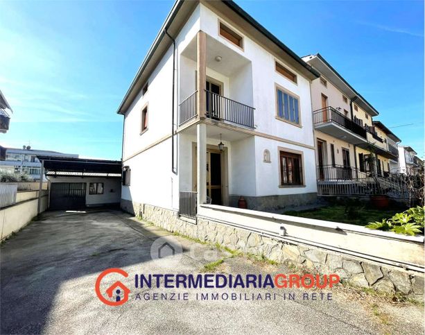 Casa indipendente in residenziale in Via Benaco 9