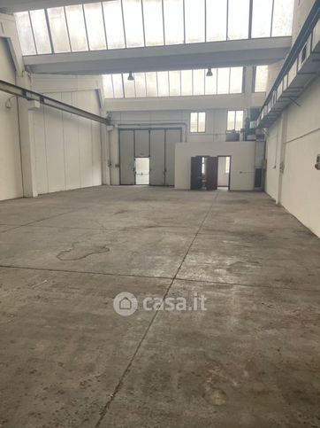Capannone in commerciale in 