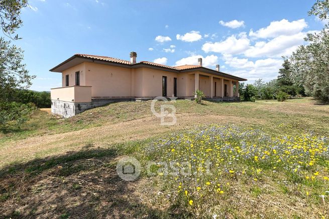 Casa bi/trifamiliare in residenziale in Strada Teverina
